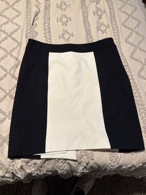 4/$16 White House Black Market Black and Cream Colorblock Mini Skirt